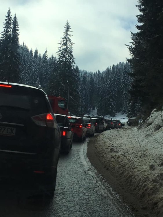 Блокадата от 20 закъсали камиони преди Пампорово се раздвижи, намесиха се патрули на КАТ 