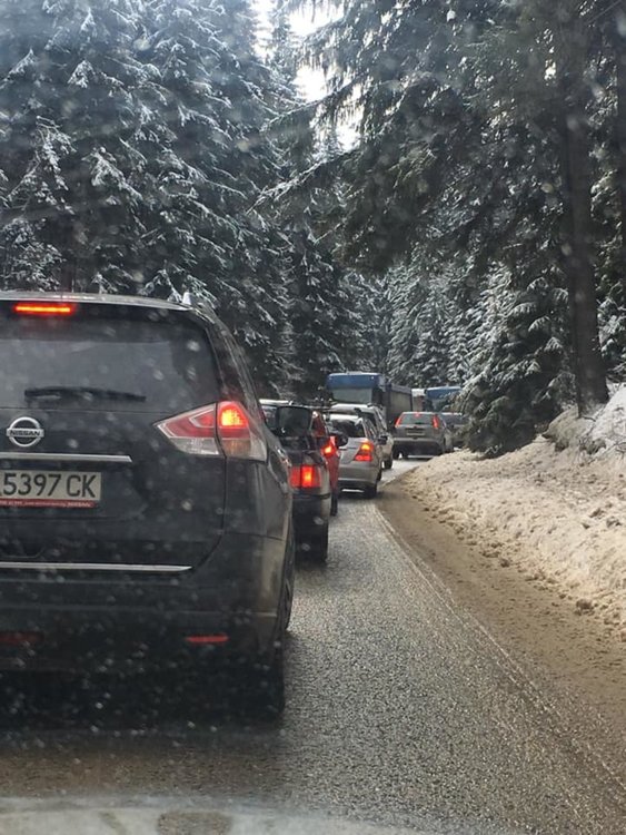 Блокадата от 20 закъсали камиони преди Пампорово се раздвижи, намесиха се патрули на КАТ 