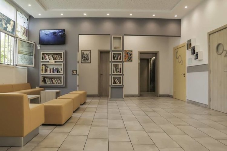 Кът за почивка на един от етажите в училището