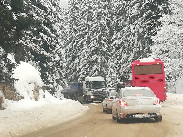 Колона от закъсали камиони задръстиха пътя за Пампорово