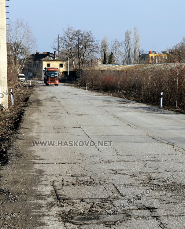 Нов асфалт за улица в кв. Черноконево, поставиха светлоотразители по пътя до там