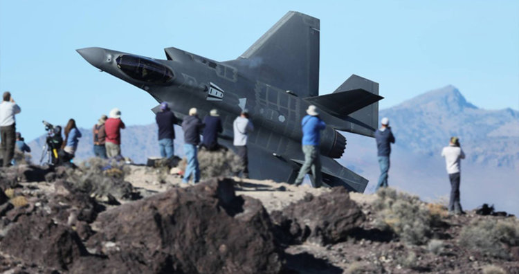 Ниско прелитащи изтребители сред планините (видео)