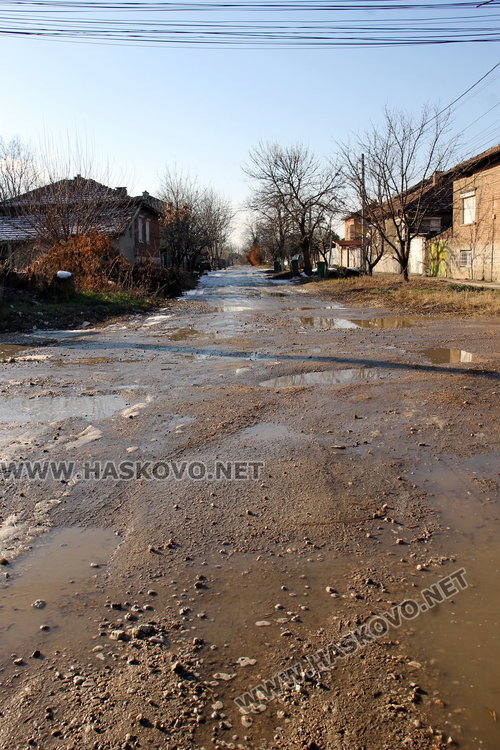 Нов асфалт за улица в кв. Черноконево, поставиха светлоотразители по пътя до там