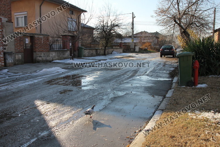 Нов асфалт за улица в кв. Черноконево, поставиха светлоотразители по пътя до там