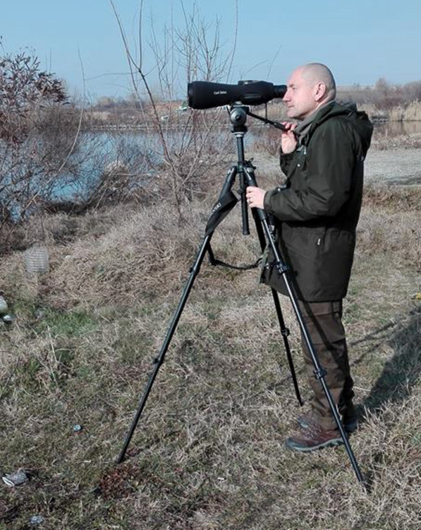 Оорнитологът Стойчо Стойчев  на терен