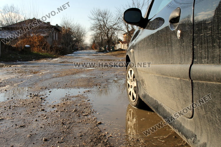 Нов асфалт за улица в кв. Черноконево, поставиха светлоотразители по пътя до там