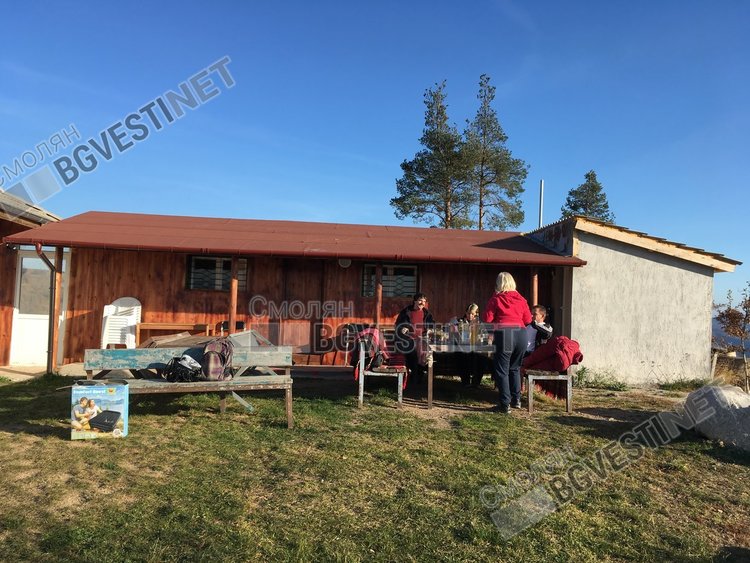 Местните ловци постоянно правят подобрения в ловния обект, който събира на сладка приказка не само ловците. Навесът на снимката е сред последните нови добавки към вилата, но също изгоря при пожара