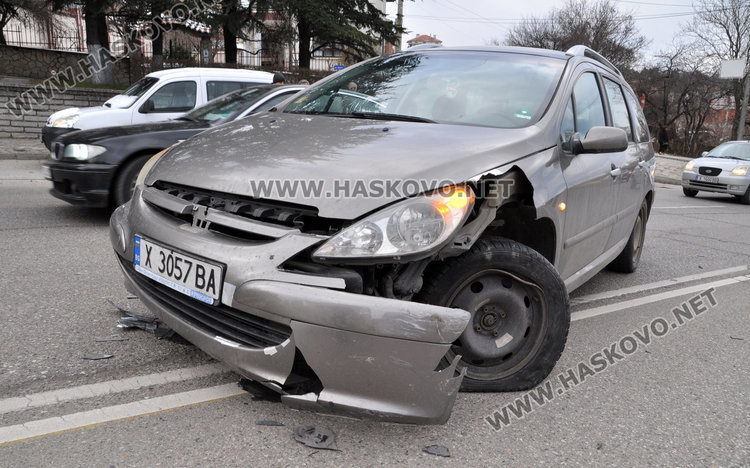 Пежо не спря на „Стоп“ и се удари в Опел на Кърджалийска