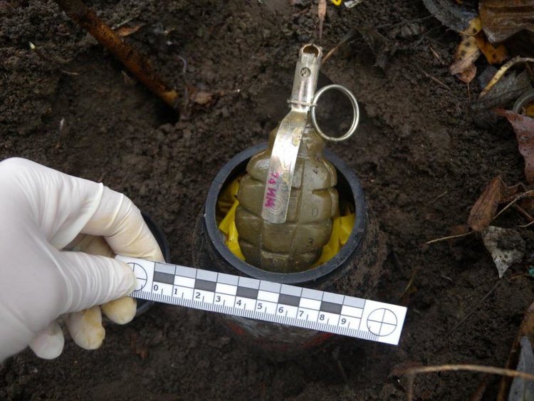 Кандидат-терорист къта заровени в бидон гранати и взрив, полицията го издирва