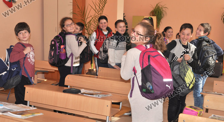 До края на март всеки ученик до VII клас разтоварва раницата си в свое шкафче