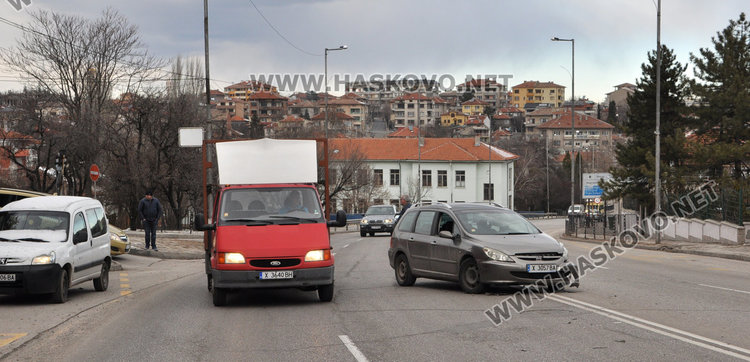 Пежо не спря на „Стоп“ и се удари в Опел на Кърджалийска