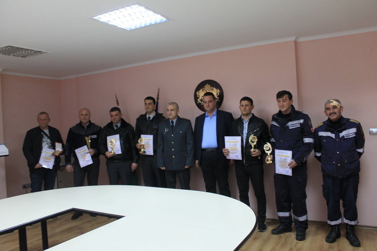 Областният управител награди пожарникар, спасил ученик при пожара в Механотехникума