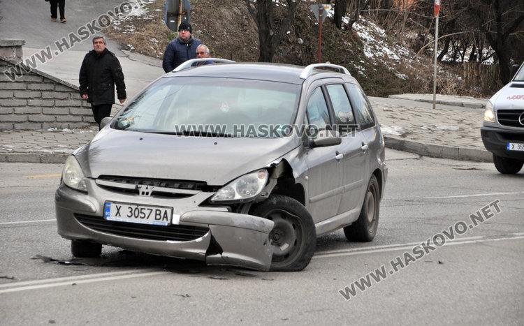 Пежо не спря на „Стоп“ и се удари в Опел на Кърджалийска