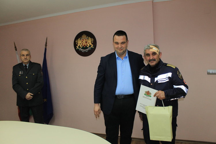 Областният управител награди пожарникар, спасил ученик при пожара в Механотехникума