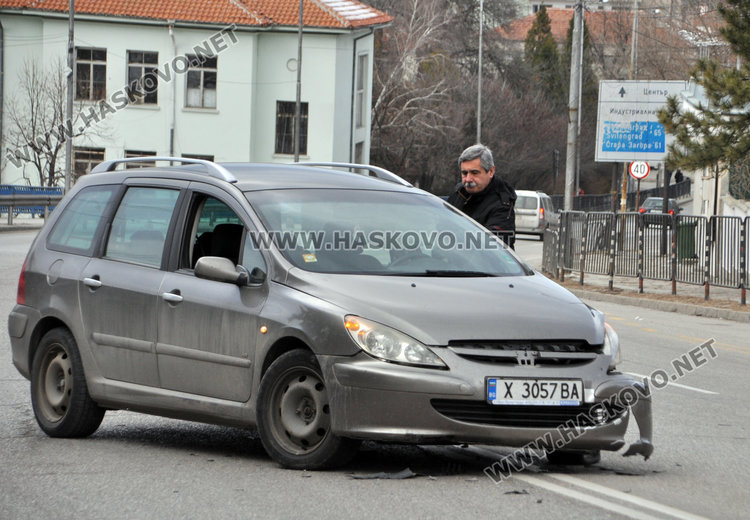 Пежо не спря на „Стоп“ и се удари в Опел на Кърджалийска