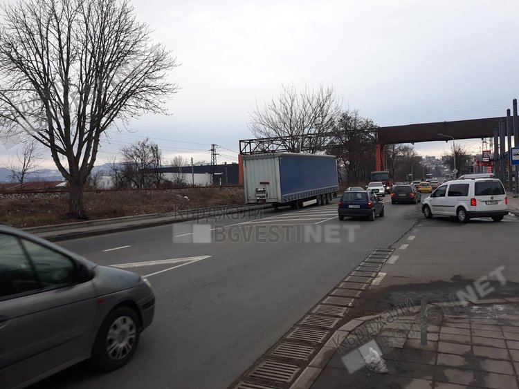 Ремарке на тир препречи вчера движението пред „Лидл”, трафикът бе затруднен