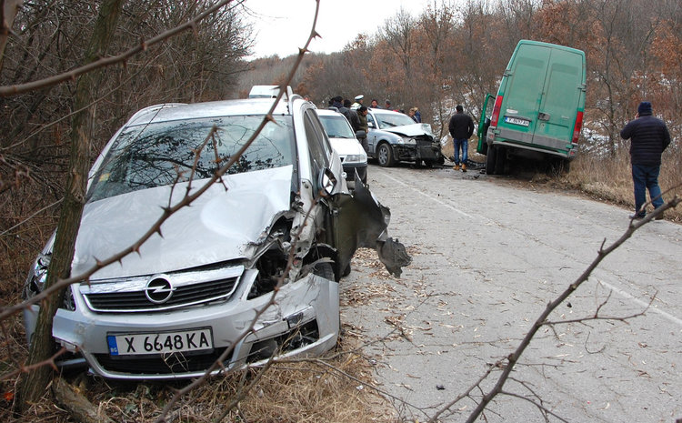 Бус в канавката при тройна катастрофа с автомобили
