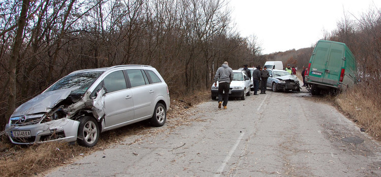 Бус в канавката при тройна катастрофа с автомобили