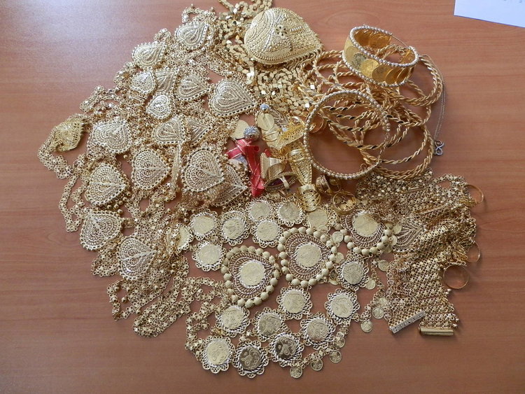 Златна контрабанда за над 100 бона спряна на границата