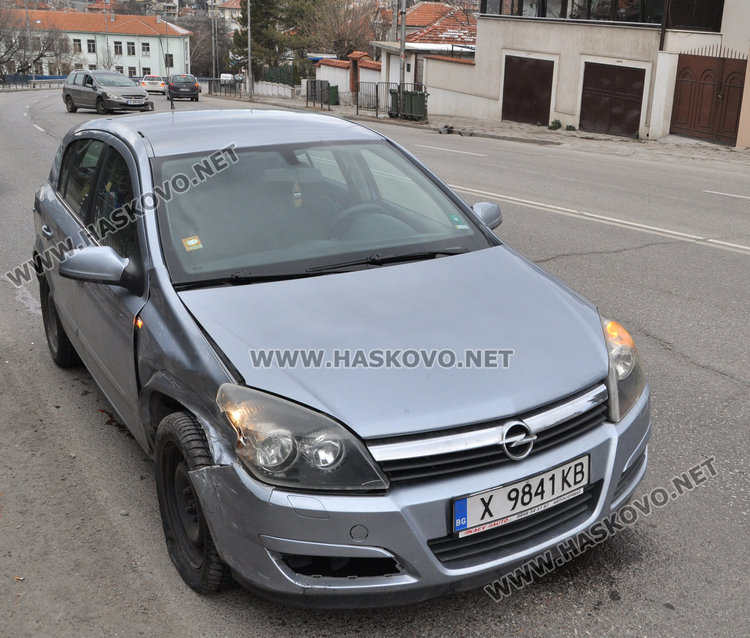 Пежо не спря на „Стоп“ и се удари в Опел на Кърджалийска