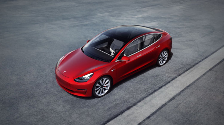 Tesla дава Model 3 награда за хакването му