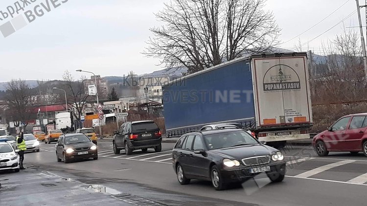 Ремарке на тир препречи вчера движението пред „Лидл”, трафикът бе затруднен
