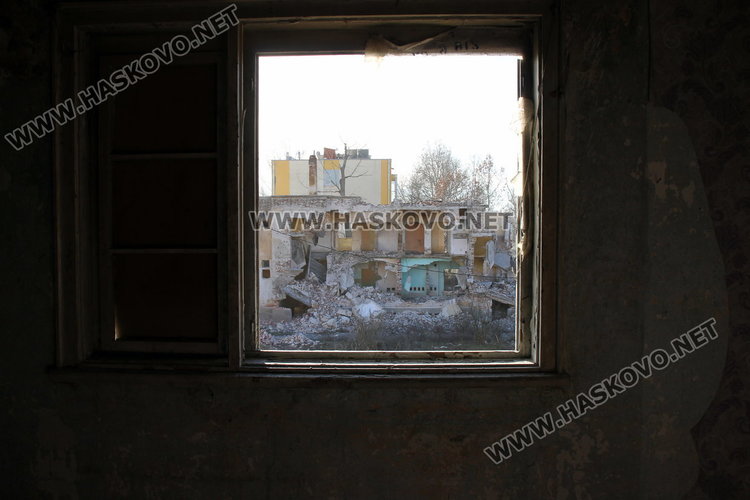 Разрушаващ се блок в рушащ се димитровградски квартал застрашава живота на деца и вандали