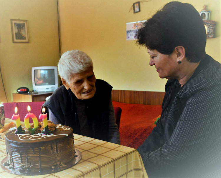 Баба Кана рецитира „Изворът на Белоногата“ на 101-ия си рожден ден