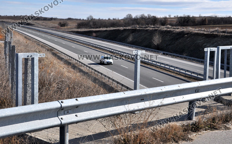 Откраднаха метални парапети за 9 000 лв. на три места от АМ "Марица"