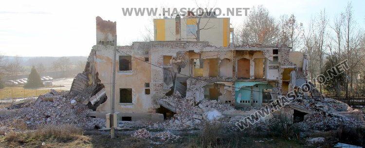 Разрушаващ се блок в рушащ се димитровградски квартал застрашава живота на деца и вандали