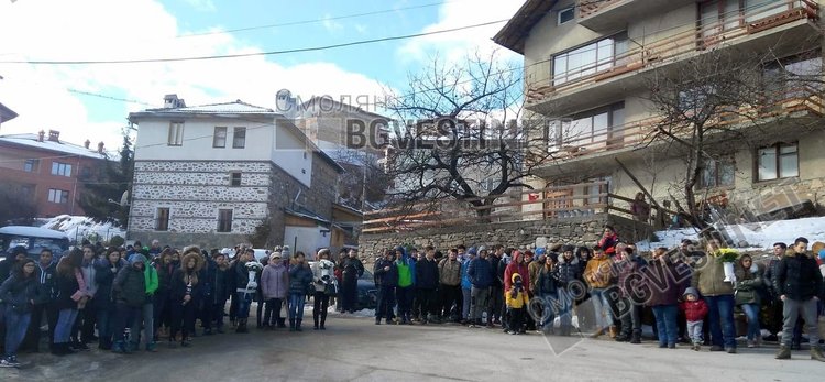 Десетки граждани и ученици се включиха в празничното шествие за 141 години свобода в Чепеларе