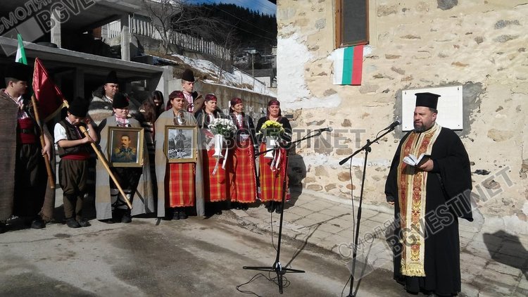 Десетки граждани и ученици се включиха в празничното шествие за 141 години свобода в Чепеларе