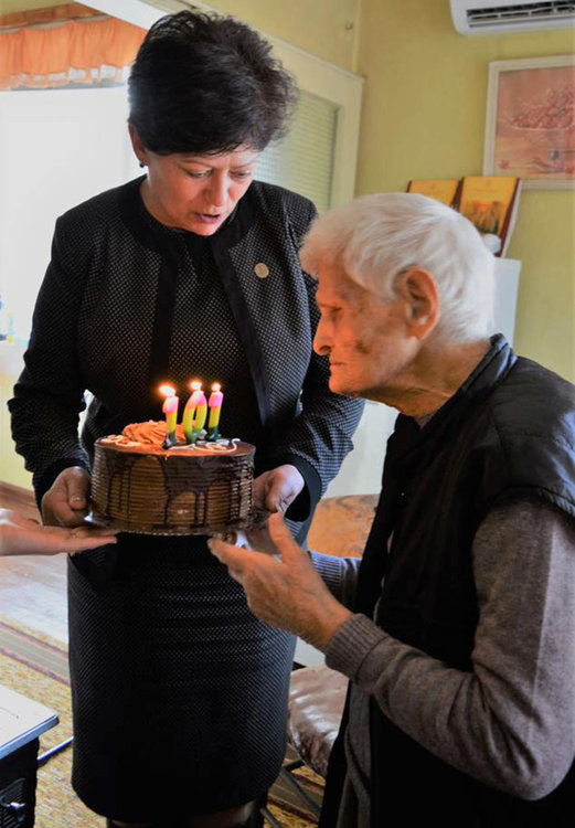 Баба Кана рецитира „Изворът на Белоногата“ на 101-ия си рожден ден