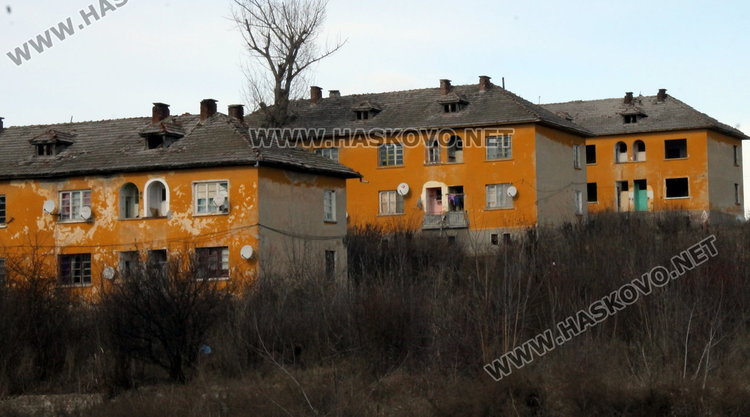 Разрушаващ се блок в рушащ се димитровградски квартал застрашава живота на деца и вандали