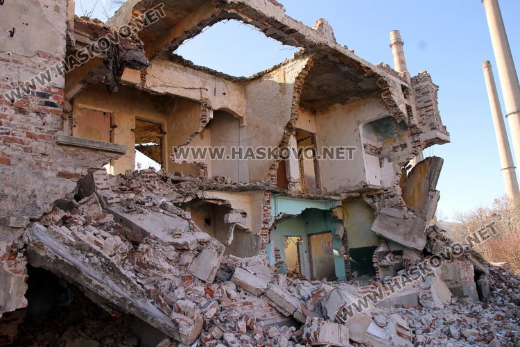 Разрушаващ се блок в рушащ се димитровградски квартал застрашава живота на деца и вандали