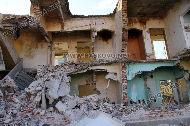 Разрушаващ се блок в рушащ се димитровградски квартал застрашава живота на деца и вандали