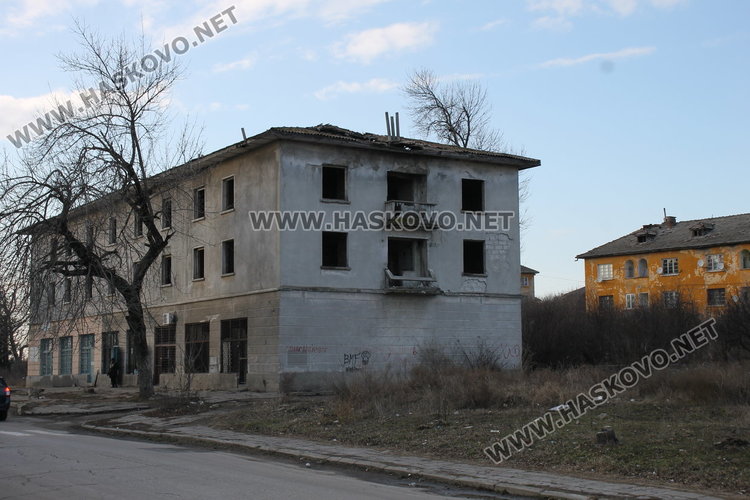 Разрушаващ се блок в рушащ се димитровградски квартал застрашава живота на деца и вандали