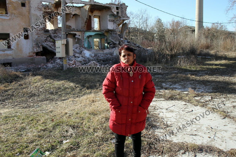 Разрушаващ се блок в рушащ се димитровградски квартал застрашава живота на деца и вандали