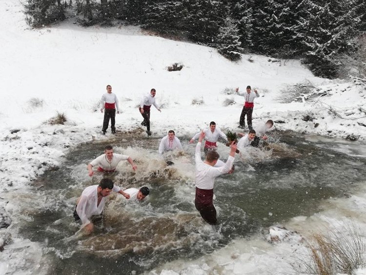 Младежите от Момчиловци дариха събраните средства от Коледа и Богоявление за пострадали от селото