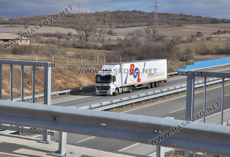 Откраднаха метални парапети за 9 000 лв. на три места от АМ "Марица"