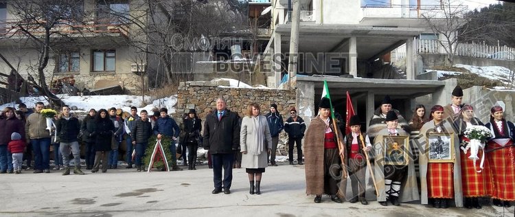 Десетки граждани и ученици се включиха в празничното шествие за 141 години свобода в Чепеларе