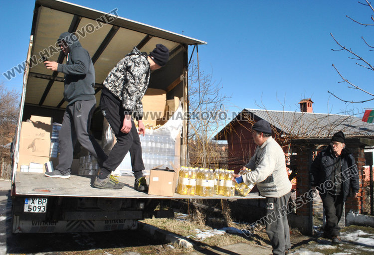 БЧК раздаде помощи по селата, полицията отсрочи посещения