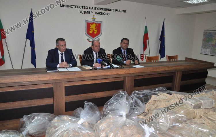 Двама хасковлии задържани за хероина, внесен от Турция в тир с платове