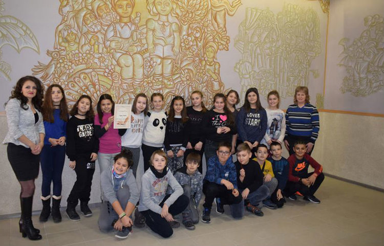 Снимка за спомен в стаята на приказките - Теодора Пейкова и съучениците й от СУ "Св. Княз Борис I" заедно с директора Милена Марковска и библиотекаря от Детски отдел Теодора Кузманова. Снимка: ГБ "Паисий Хилендарски"