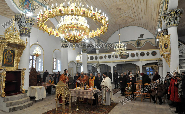 91-годишният отец Антоний служи в храма навръх имения си ден