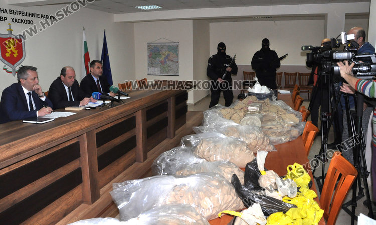 Двама хасковлии задържани за хероина, внесен от Турция в тир с платове