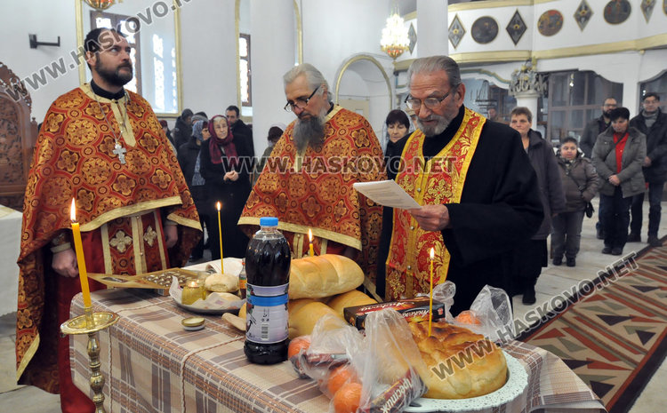 91-годишният отец Антоний служи в храма навръх имения си ден