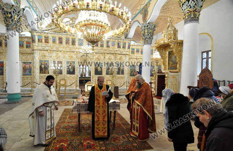 91-годишният отец Антоний служи в храма навръх имения си ден