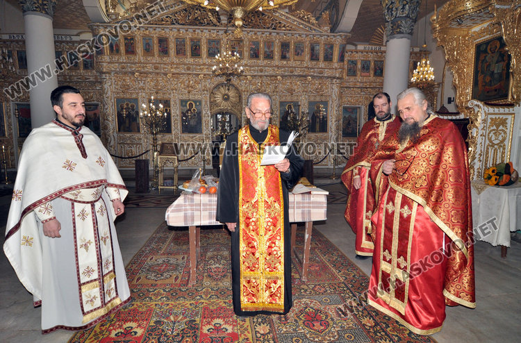 91-годишният отец Антоний служи в храма навръх имения си ден