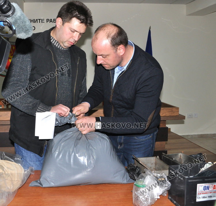 Двама хасковлии задържани за хероина, внесен от Турция в тир с платове